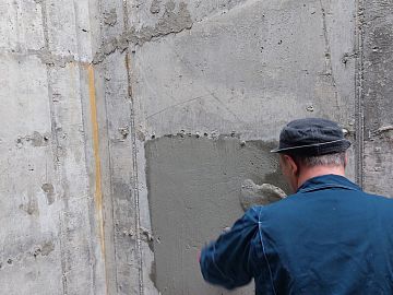 Нанесение Стармекс Сил на увлажненную поверхность бетона